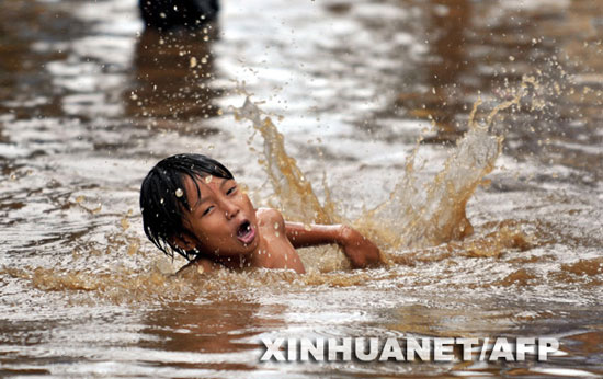 印尼暴雨袭击已造成11人死亡(组图)