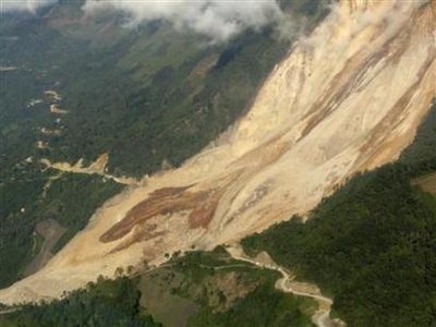 危地马拉山体滑坡致37人死亡50余人失踪(图)