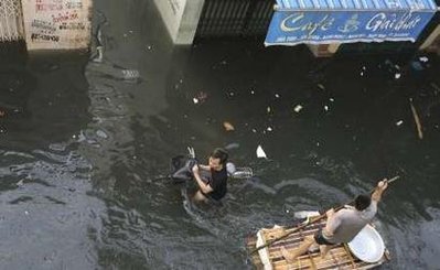 越南特大暴雨引发洪水致92人丧生(图)