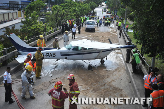 组图：危地马拉一架飞机冲入公路