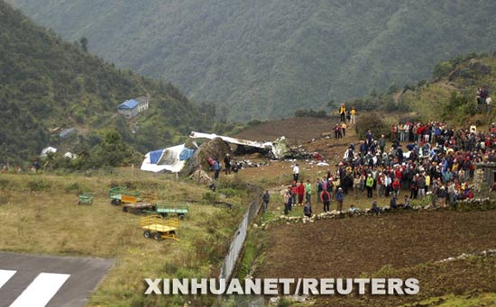 组图：尼泊尔小型客机失事18人遇难