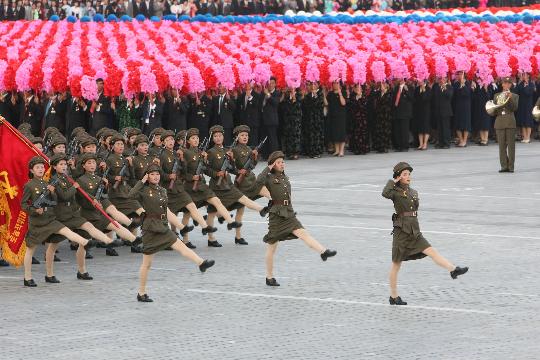 朝鲜举行阅兵庆祝建国60周年(组图)