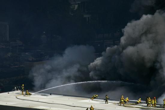 美国好莱坞影城发生火灾并伴有爆炸(组图)