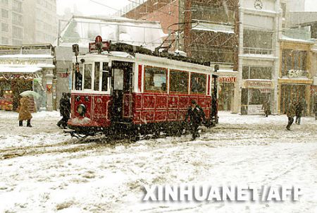 组图：土耳其遭遇大雪袭击交通大面积瘫痪