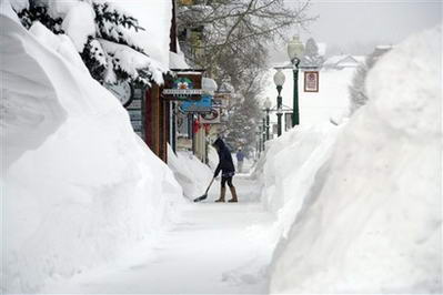 美国多个州遭暴风雪袭击机场关闭(组图)