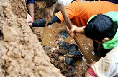 印尼暴雨引发山体塌方已造成88人死亡(组图)