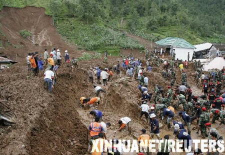 印尼暴雨引发山体塌方已造成88人死亡(组图)