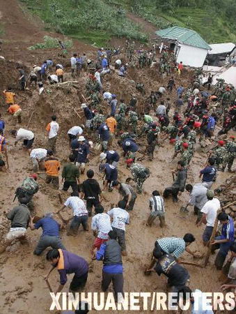 印尼暴雨引发山体塌方已造成88人死亡(组图)