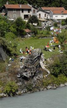 载有波兰朝圣者客车在法国坠山26人死亡(组图)