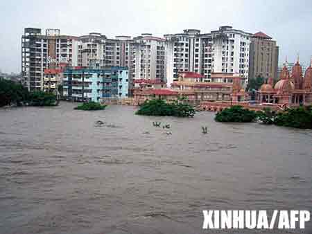 印度连降暴雨引发洪灾导致上千人死亡(图)