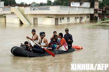 印度连降暴雨引发洪灾导致上千人死亡(图)