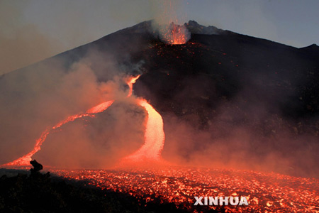 组图：意大利新发现的海底火山开始喷发