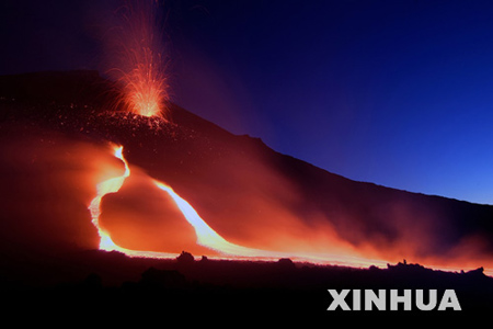 组图：意大利新发现的海底火山开始喷发