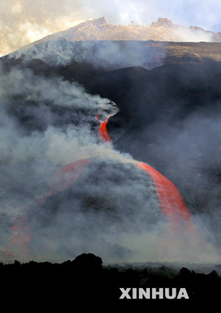 组图：意大利新发现的海底火山开始喷发