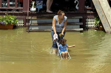 美国东部洪灾已造成12人死亡20万人撤离(图)