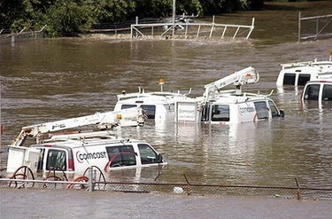 美国东部洪灾已造成12人死亡20万人撤离(图)