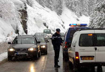 欧洲遭强风暴雪袭击17人死亡数百人受伤(图)