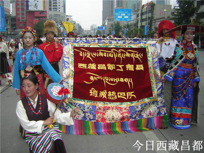 112006年6月，中国成都非物质文化艺术节上，来自昌都地区丁青县的热巴艺术代表队大展风采，一举获得本次艺术节最高荣誉奖项“文化遗产日奖”和“太阳神鸟金奖