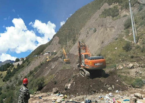 丁青县全力抢险保障道路畅通