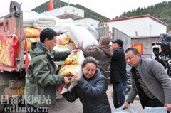 向丁青地震灾区捐献救灾物资