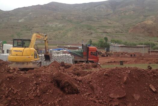 丁青县易地扶贫搬迁第一批建材水泥运抵施工现场