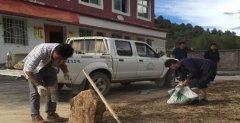 卡若区面达乡崩亚寺管委会干部践行“两学一做”促知行合一