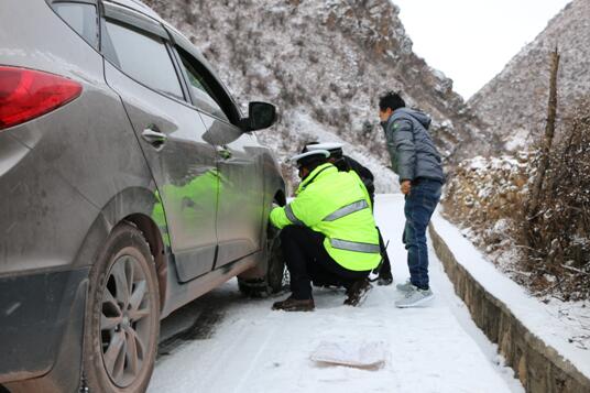 察雅县公安局民警冒雪保障道路交通安全