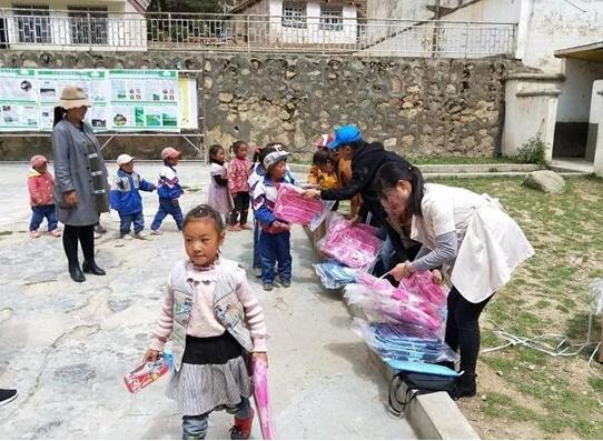 县水利局到东达苗圃希望小学 开展了“送温暖”活动