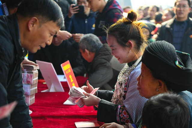 湖南湘西花垣县十八洞村村民在清点发放的产业收益金（2019年1月17日摄）。