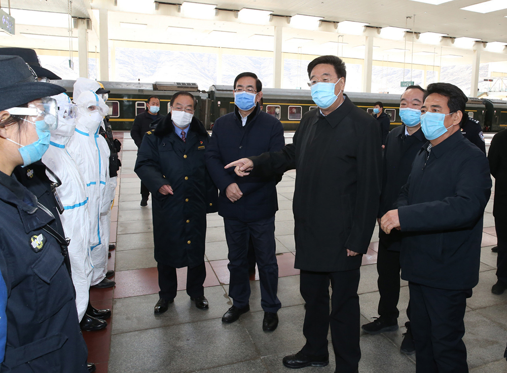 2月24日，自治区党委书记、西藏军区党委第一书记、自治区应对新冠肺炎疫情工作领导小组组长吴英杰，深入贡嘎机场、拉萨火车站、柳梧高速综合检查站等地，检查指导我区疫情防控和维稳工作落实情况。这是在拉萨火车站旅客出站通道，吴英杰看望慰问值班人员，详细查看了解疫情防控工作。本报记者 姚海全摄.jpg