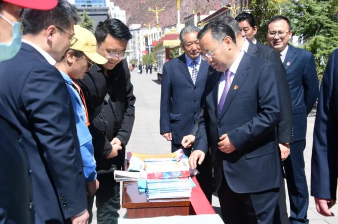 普布顿珠检查指导“建设平安昌都 我们在行动”主题集中宣传服务活动