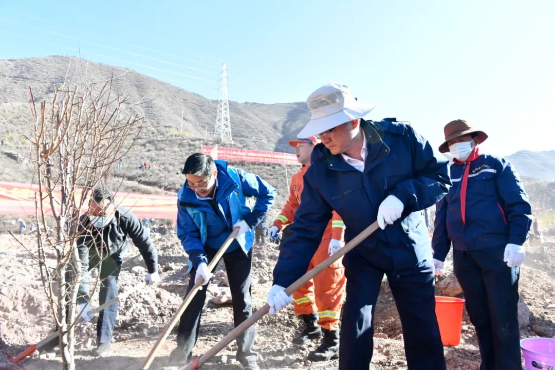 龚会才参加昌都市义务植树活动