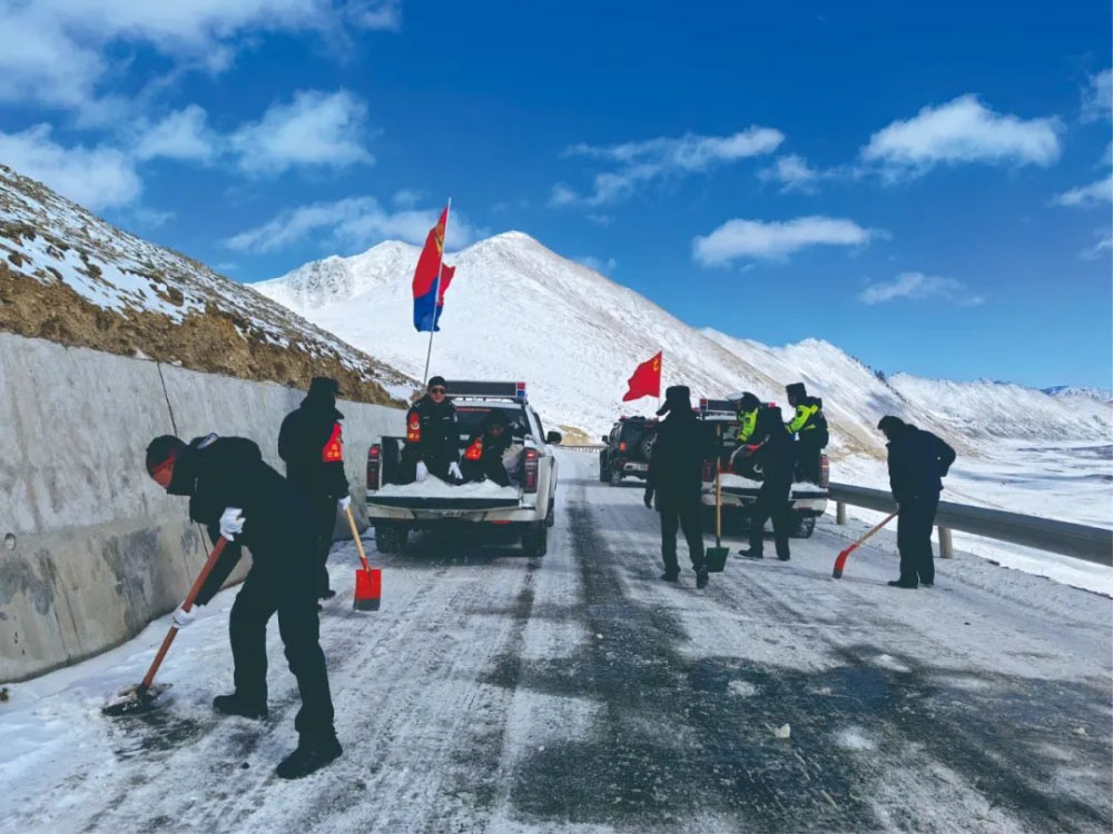 芒康县：合力战冰雪 温暖回家路