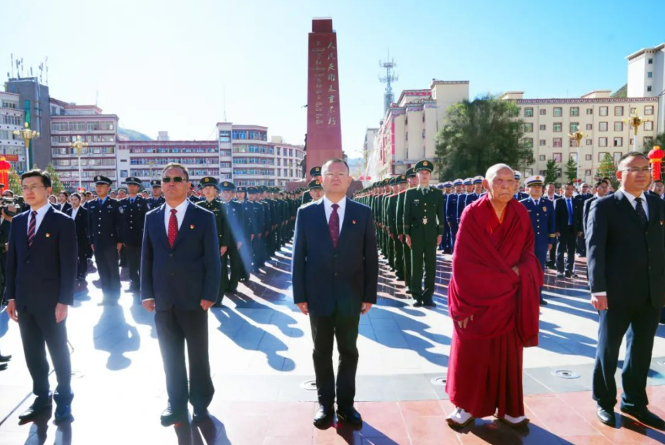 我爱你，祖国！昌都市隆重举行升国旗仪式