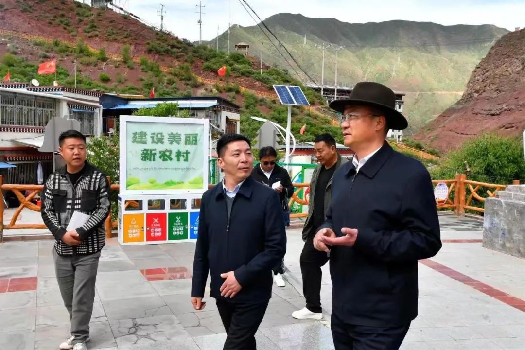 龚会才在卡若区基层乡镇调研