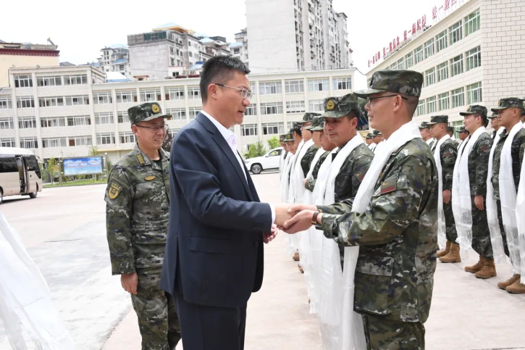 龚会才陈军看望慰问驻昌部队官兵